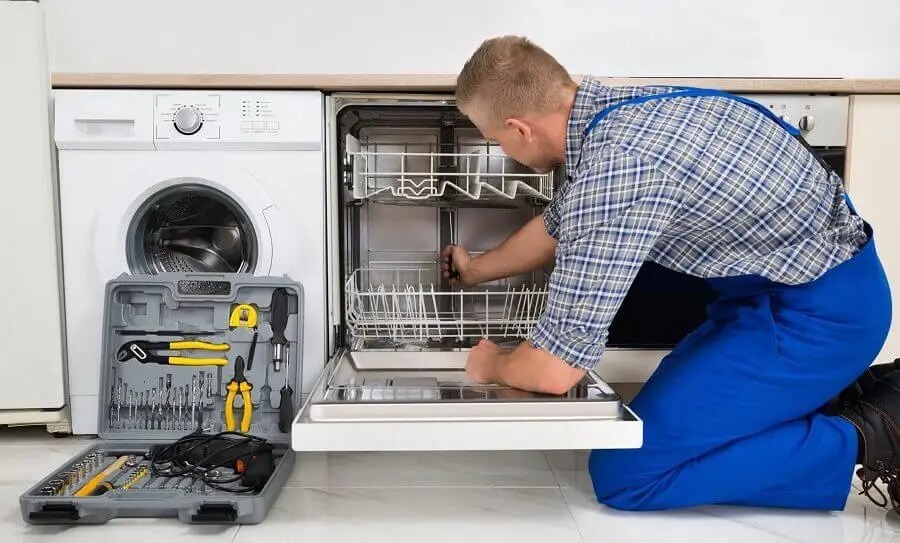 Çamlıdere Panasonic servisi teknisyen ekibi beyaz eşya tamiri yaparken